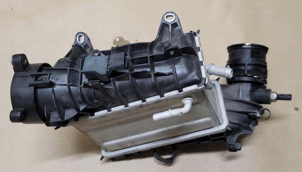 Радіатор інтеркулер повітря volvo xc60 2 2.0d mild hybrid xc90 2 оригінальний номер Ціна