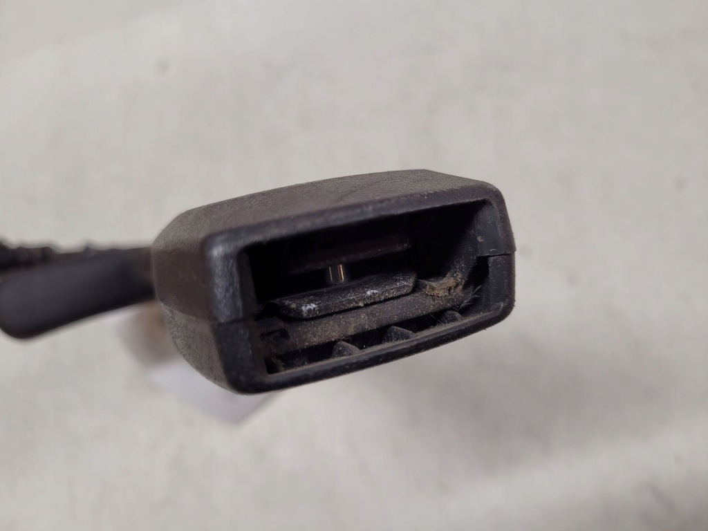 Пряжка поперечина передний перед сторона правая volvo s40 r8613494 Цена