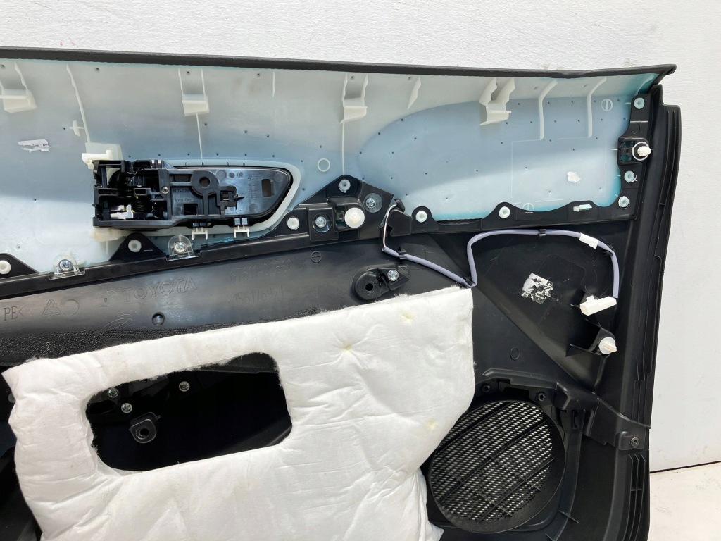 фото №10, Corolla e21 обшивка обивка дверь передних правый перед кожа led