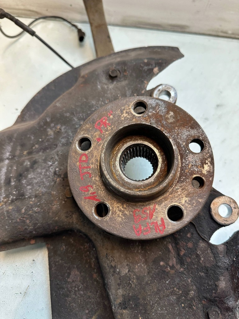 Купити Alfa romeo 159 дизель поворотний кулак перед лівий