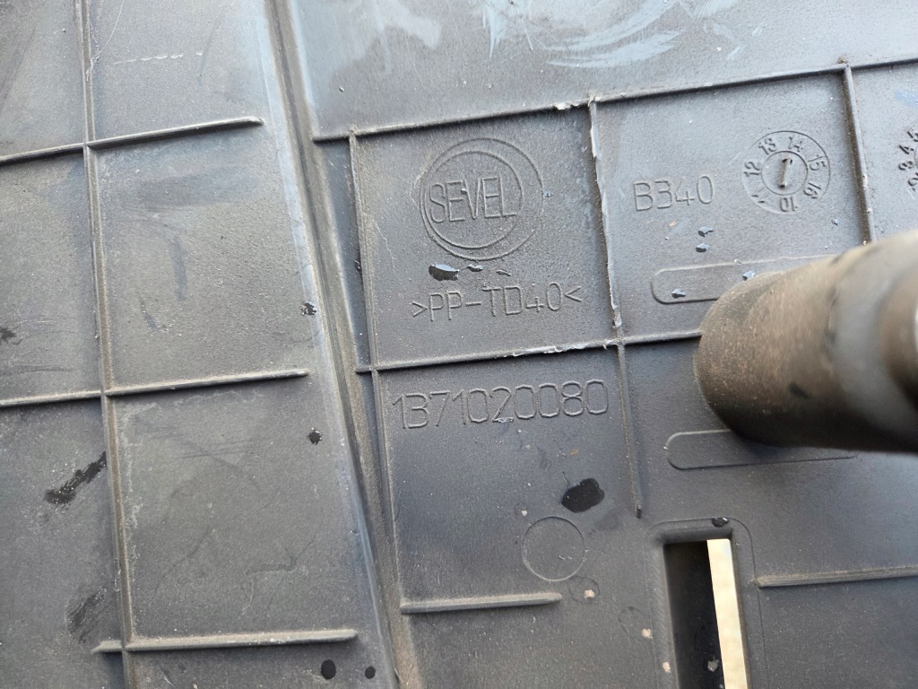 Крышка накладка 2.2 hdi citroen jumper 3 1371020080 с Разборки