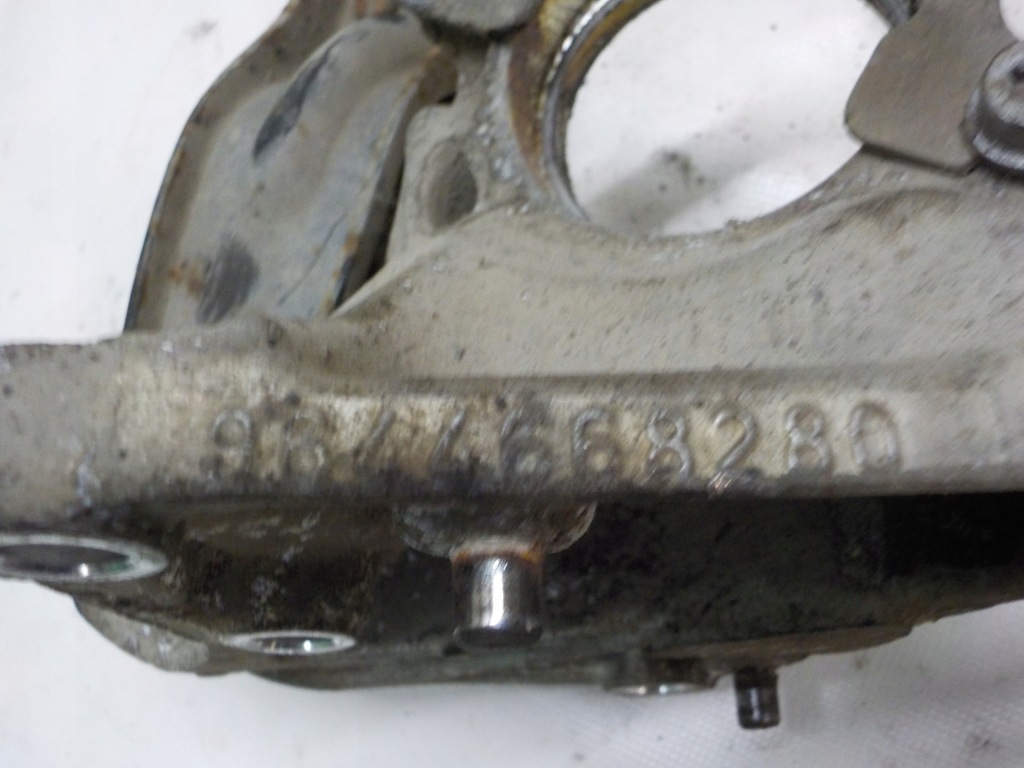 фото №3, Peugeot 407 2.0 hdi кронштейн опора полуось