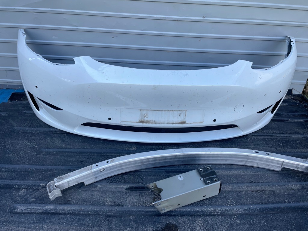 Купити Бампер перед передній tesla model y 1540100-00-b pdc bez ремонт