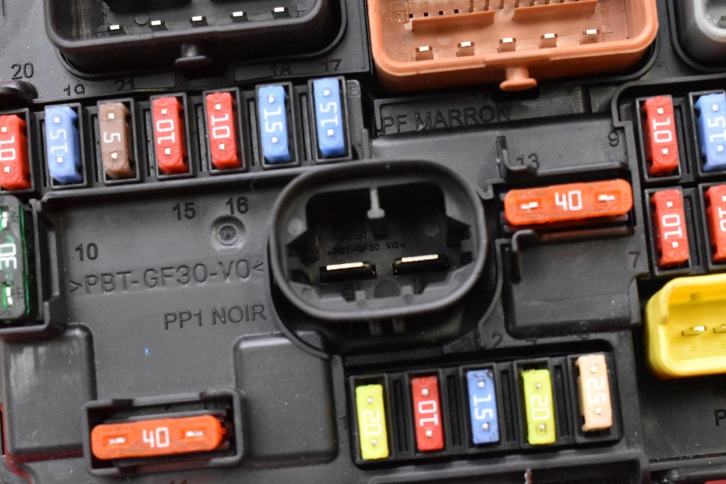 фото №10, Коробка запобіжників bsm 9667199580 citroen c3 picasso 1.6 vti 12-16