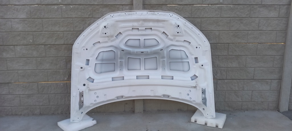 Audi q5 2 капот кришка двигуна білий ідеальний стан Зі Шроту