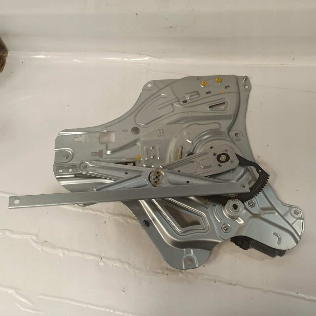 фото №16, Hyundai ix35 подъемник окон правый перед 4 pin eu 81320-2y000
