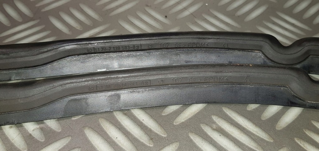 фото №5, Bmw 5 e60 e61 молдинг уплотнительная капот левая прокладка боковая 7138583