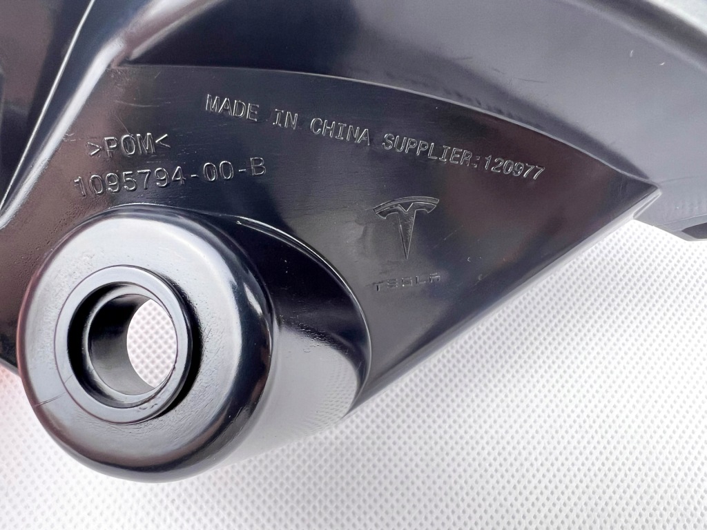 фото №14, Кронштейн направляющая бампера правый перед tesla model x