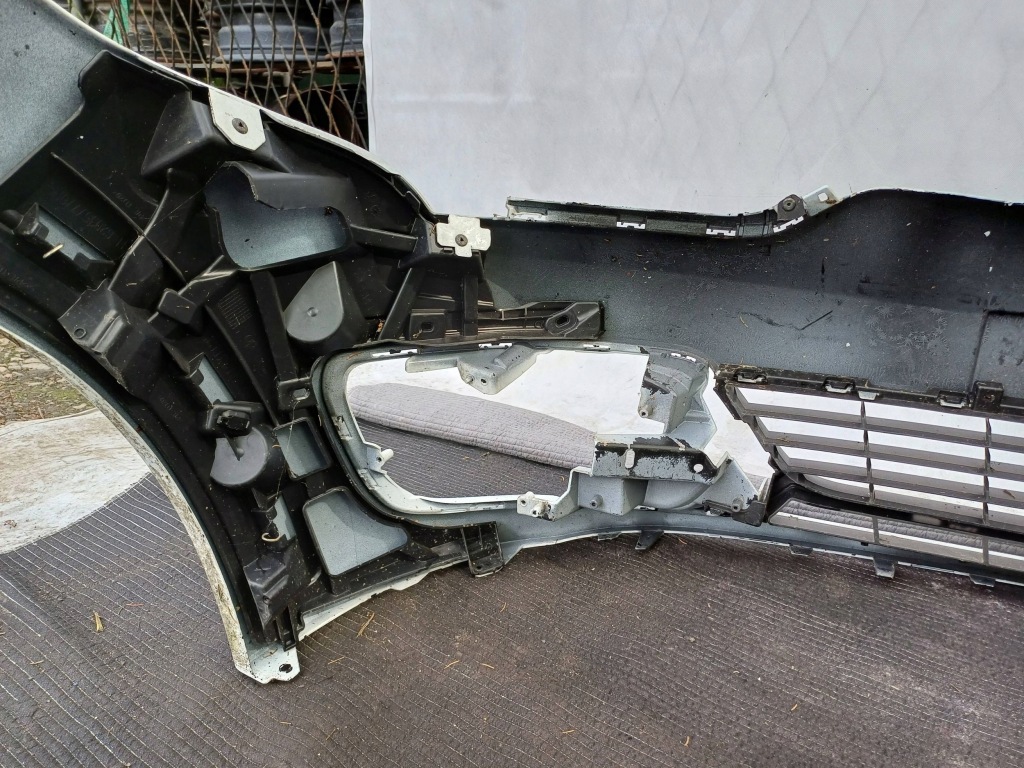 Бампер перед передний renault megane 3 3 рестайлинг  13-16 белый в Украине