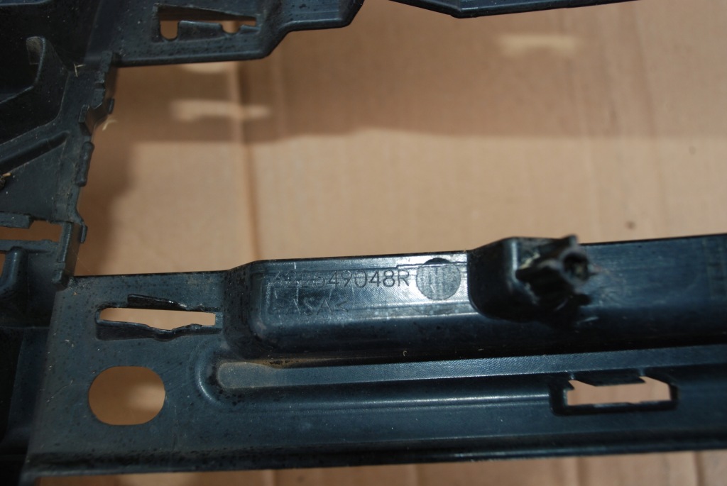 Решітка середня бампера renault scenic 3 3 рестайлінг  622549048r в Україні