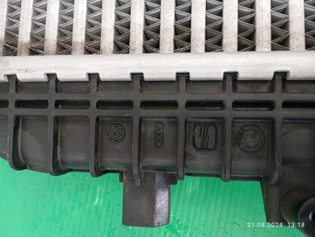 Радіатор повітря інтеркулер vw audi seat skoda 1k0145803bm Доставка