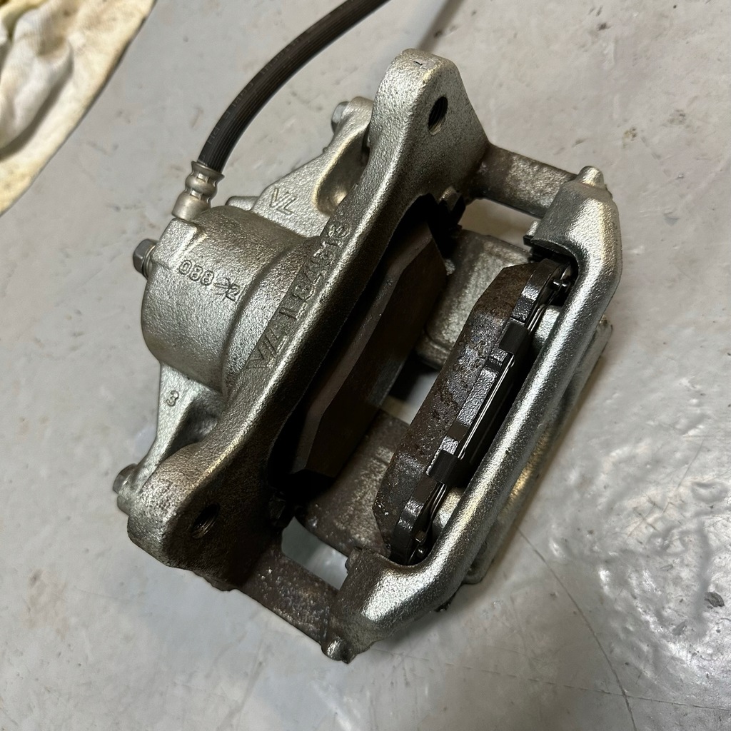 фото №4, Toyota yaris cross правый суппорт тормозной перед поворотный кулак ступица