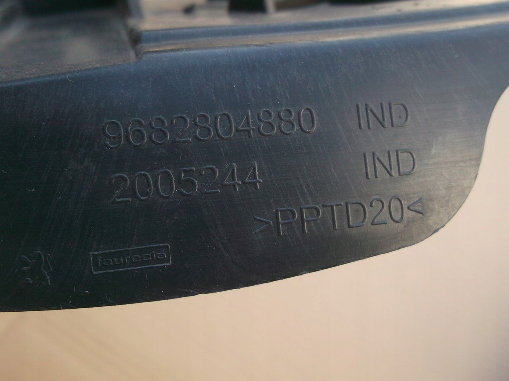 фото №5, Peugeot 308 cc напрямна бампера задня