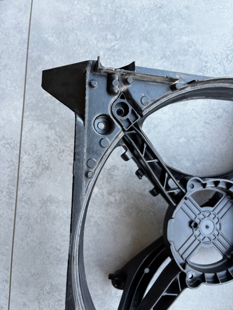 Кронштейн кронштейн правой радиатора/ вентилятора porsche 911 992 992121384b Киев