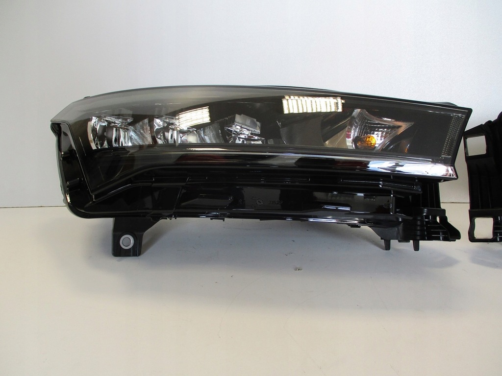 фото №7, Лампа лампы led перед skoda enyaq 5lb941018 5lb941017 nowe