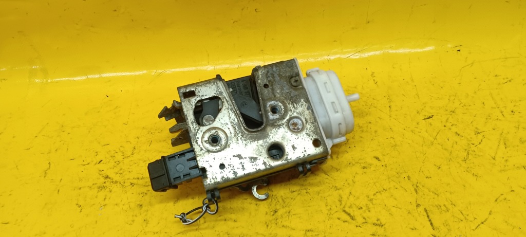 Купити Замок двері правий перед audi 100 4a0173 90-94r
