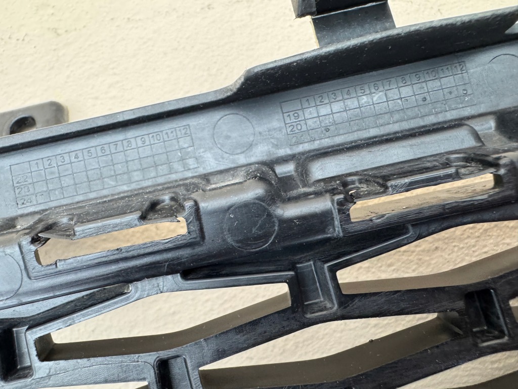 фото №14, Jaguar f-pace x761 lift r-dynamic 21r- решётка средняя бампера перед