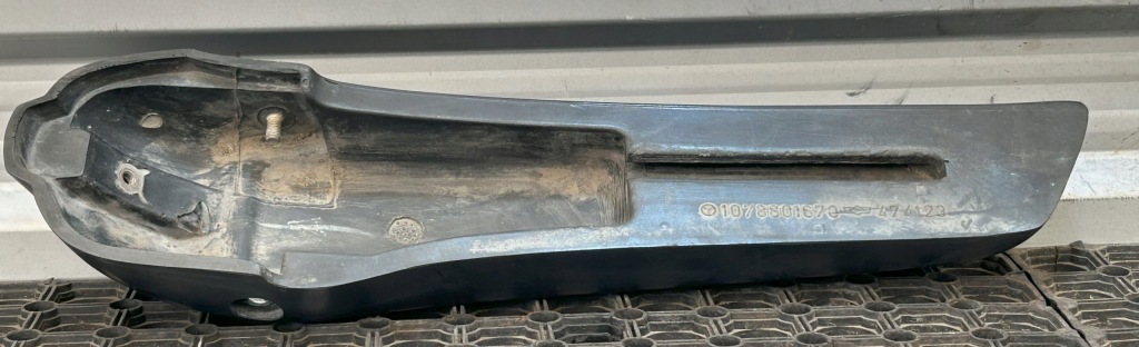 Резиновый элемент бампера правый перед mercedes w107 107 r107 Оригинал