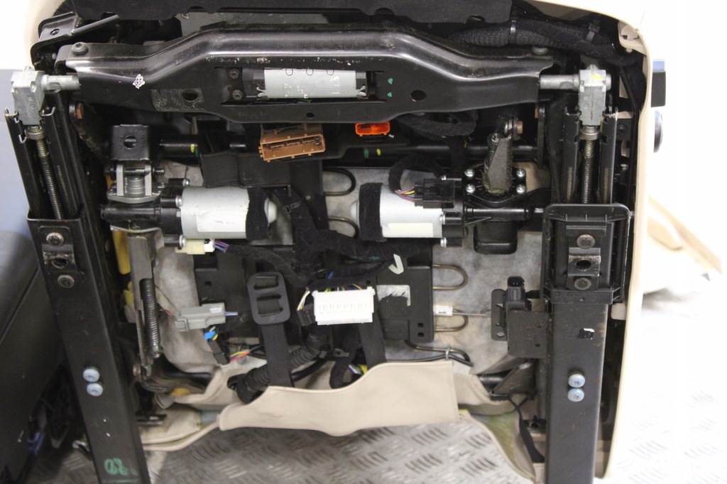 фото №8, Сиденья салон кожа maserati levante m161