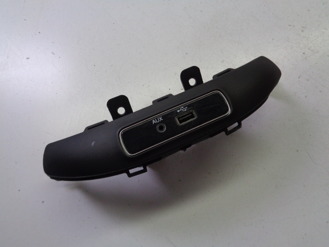 фото №1, Разъём порты usb fiat 500x 1.6 бензин механическая коробка передач 2015 rok