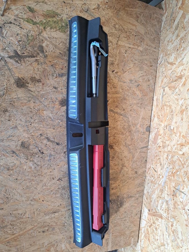 фото №1, Mercedes w206 kombi защита порог багажника пластик