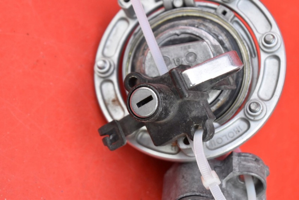 фото №9, Замок зажигания ключ заливная горловина топлива задняя вкладка honda vfr 800 fi 98-01