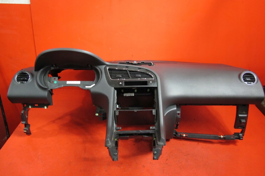 фото №9, Peugeot 5008 i 1 0u 0e подушки безопасности ремни консоль приборная панель приборная панель подушка безопасности навигация