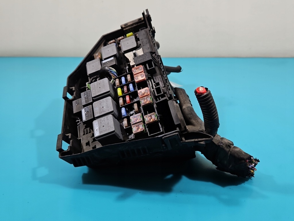 Коробка запобіжників ford mondeo mk4 6g9t-14a067-ab Недорого