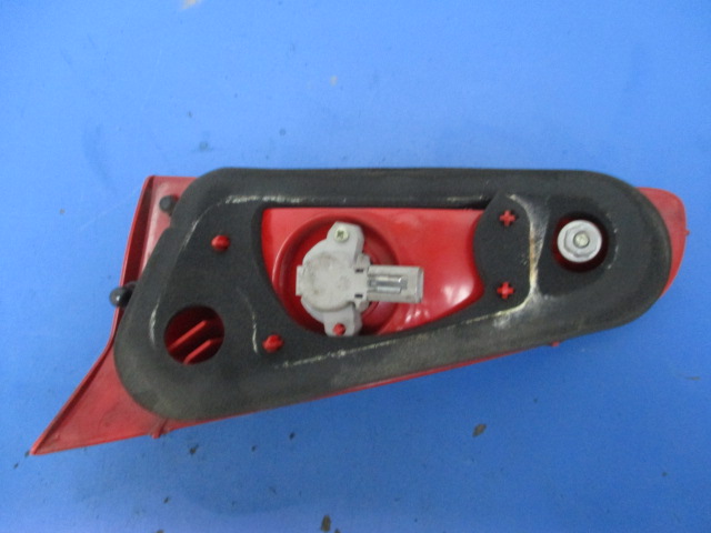 фото №3, Alfa romeo 147 3d лампа задняя левая крышки оригинал