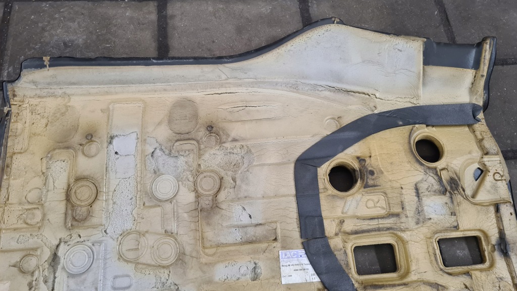 Mercedes actros mp4 коврик обшивка резиновый средняя с Разборки