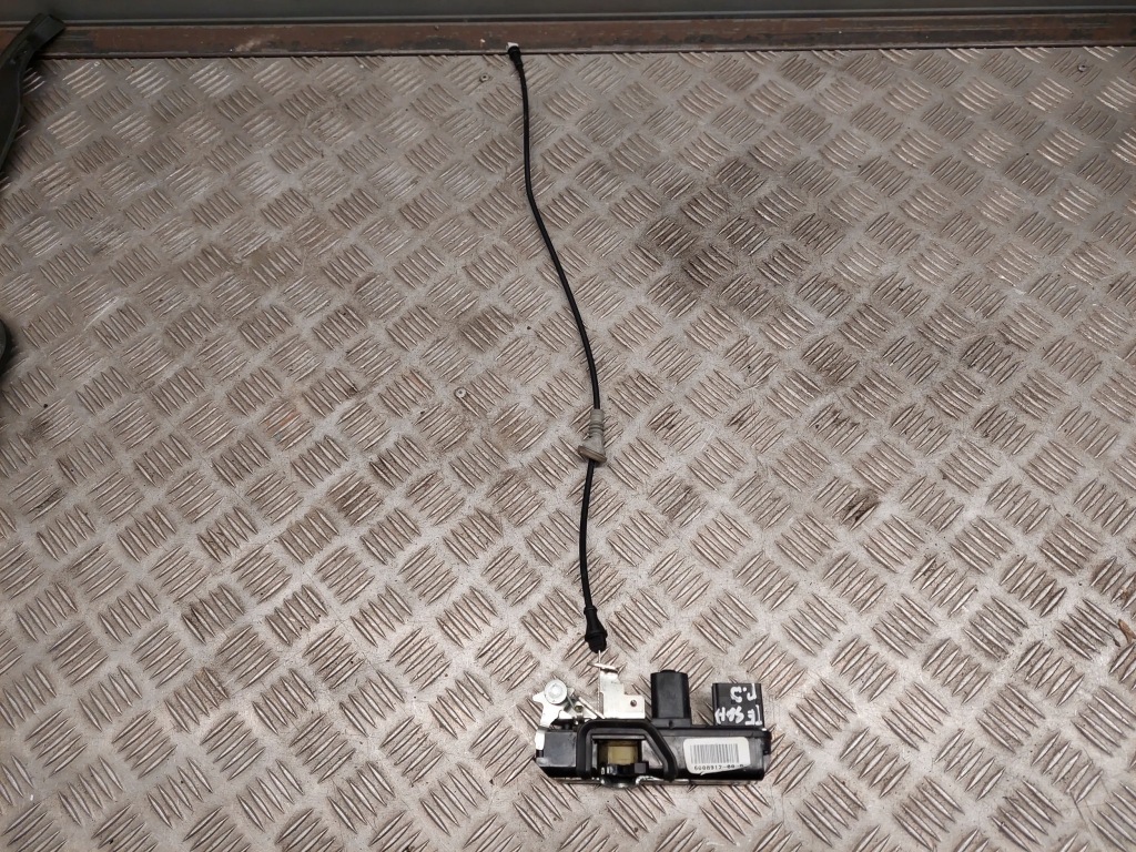 Купити Tesla model s 600891200b перед сторона права замки