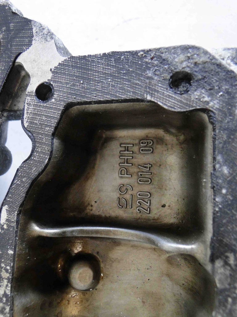 фото №15, Mercedes c219 крышка клапанов wahaczowych левая a6420101230 cls320 cdi 2007