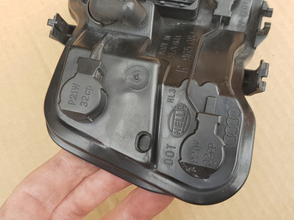 Купить Вкладыш фонари w крыло - правый задний  + штекер / - audi a4 b7 - 04-08 - седан