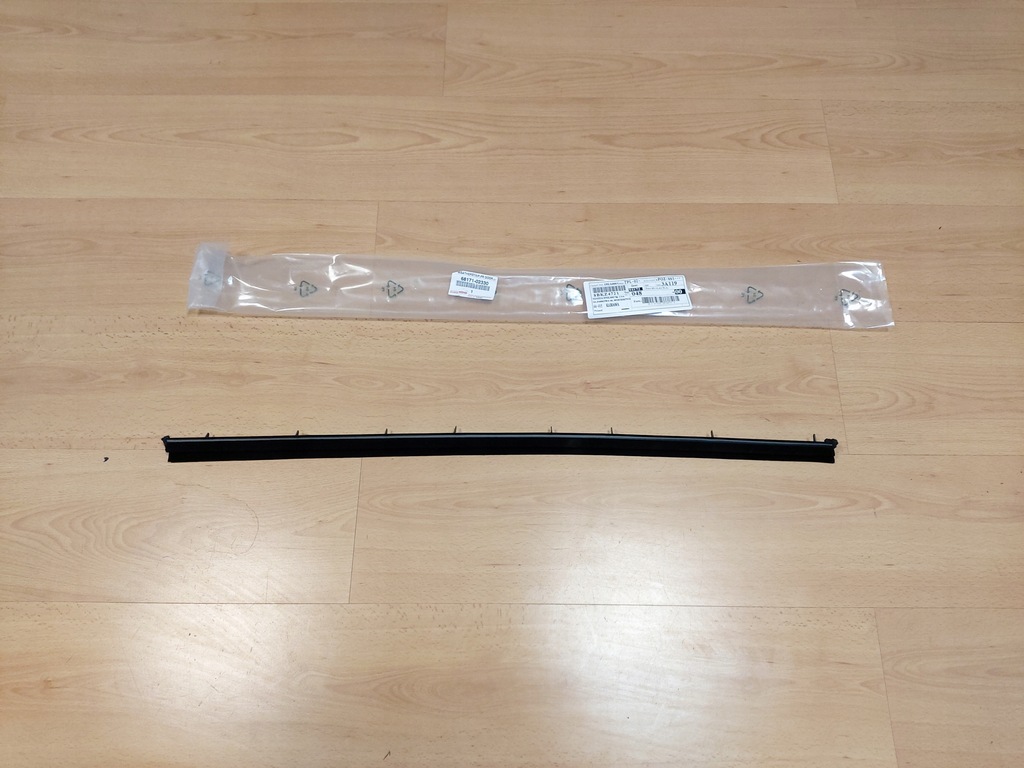 фото №1, Toyota auris ii прокладка скло двері правий перед