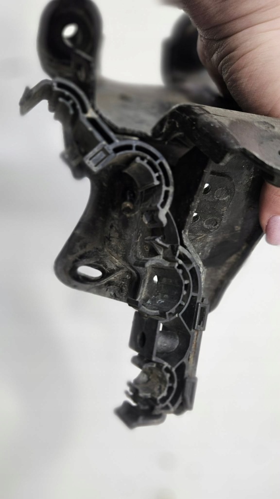 Кронштейн тримач  насоса abs volkswagen golf v vi plus 1k1614235e Ціна