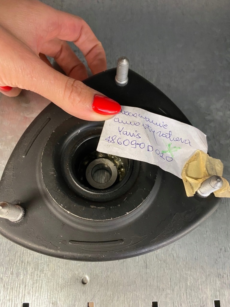 фото №1, Кронштейн амортизатора перед yaris 48609-0d020