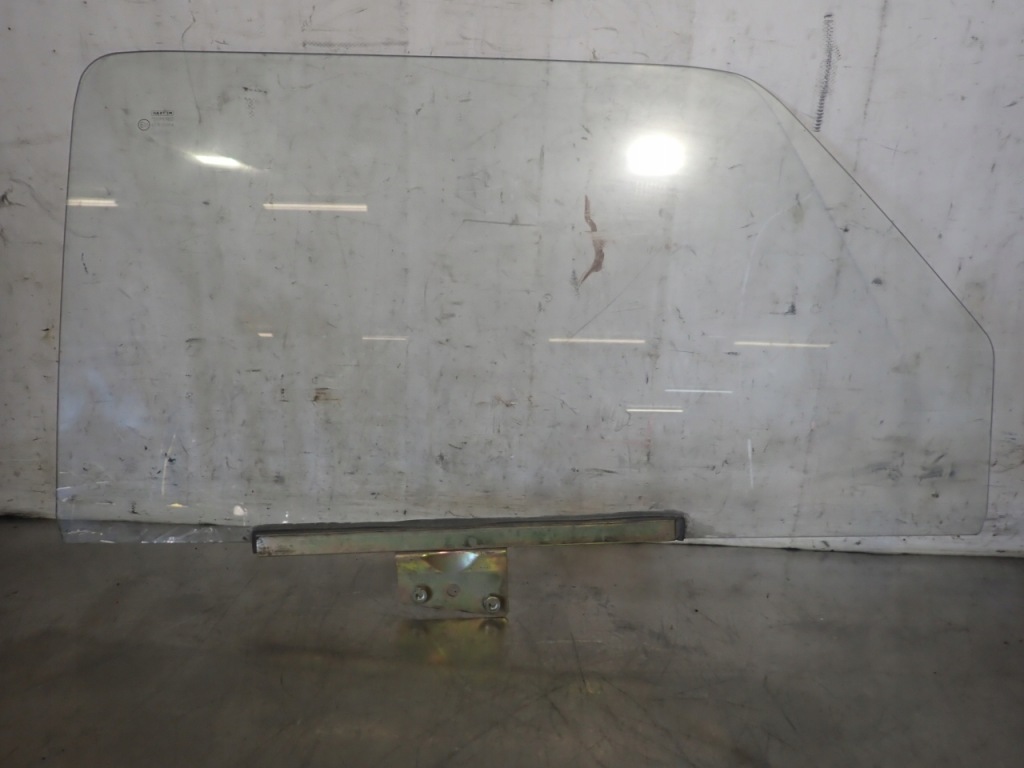 Купить Стекло боковое  левая задняя дверь fiat 126 el