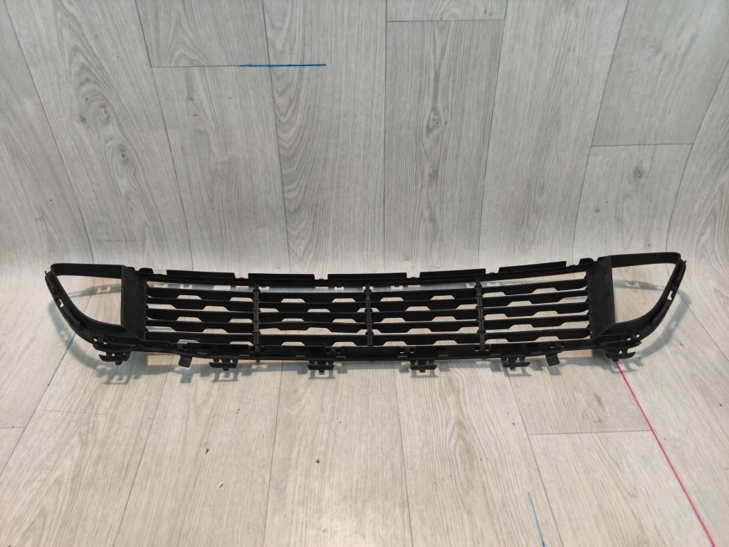 Bmw x1 f48 решётка средняя бампера перед 7354773 Недорого