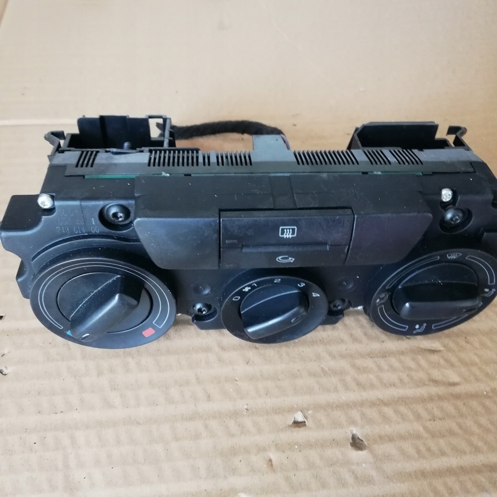 фото №1, Skoda octavia ii панель обдув 1z0819047ad