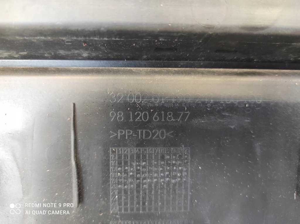 фото №13, Решётка решётка радиатора бампера передний средняя 9812061877 citroen c3 iii