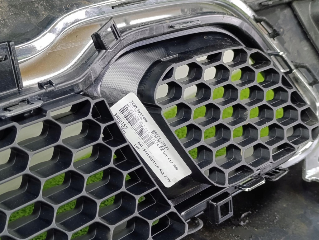 Jeep cherokee v 5 kl 2014- бампер перед передній решітка середня Зі Шроту