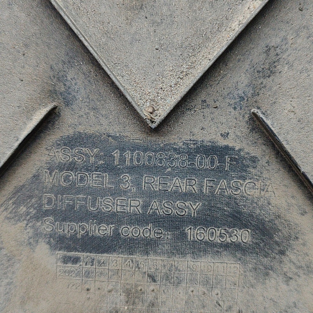 Tesla model 3 2022 накладка средняя подвеска Недорого