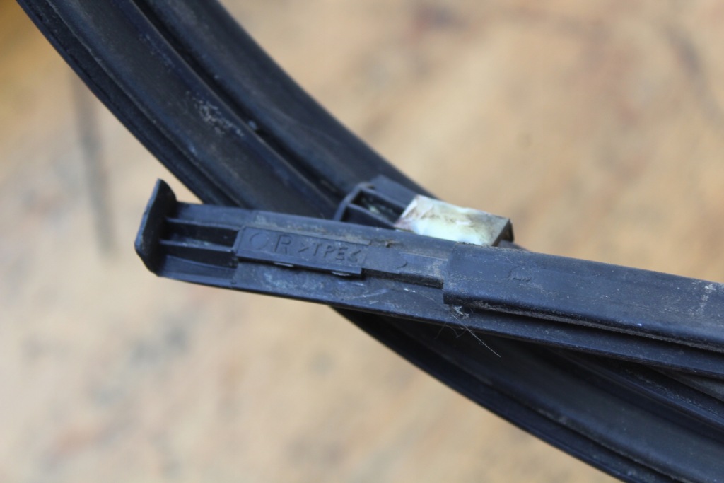 Corolla e12 хетчбек молдинг дахова ліва або права Зі Шроту