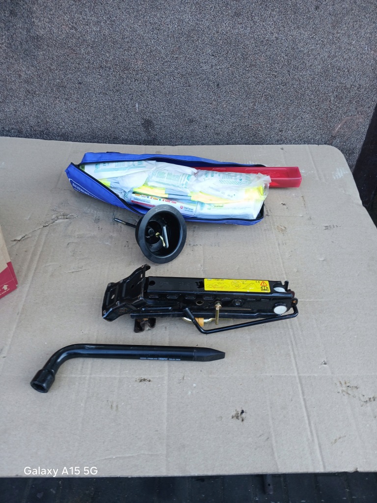 Купити Вушко буксирувальний ключ куліса аптечка трикутник ford fiesta mk5 mk 5 mk6