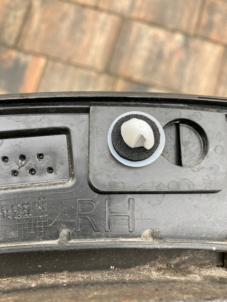 фото №11, Volvo xc40 xc-40 31448329молдинг права задня