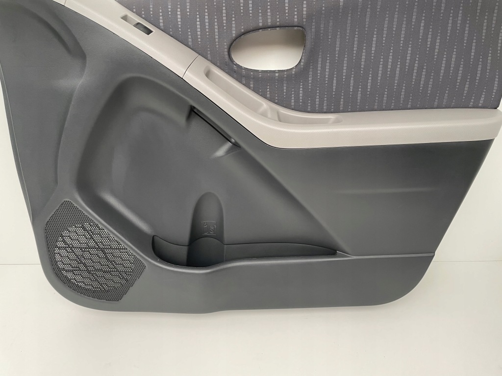 Обивка обшивка дверь правая  перед toyota yaris 2 5d в Украине