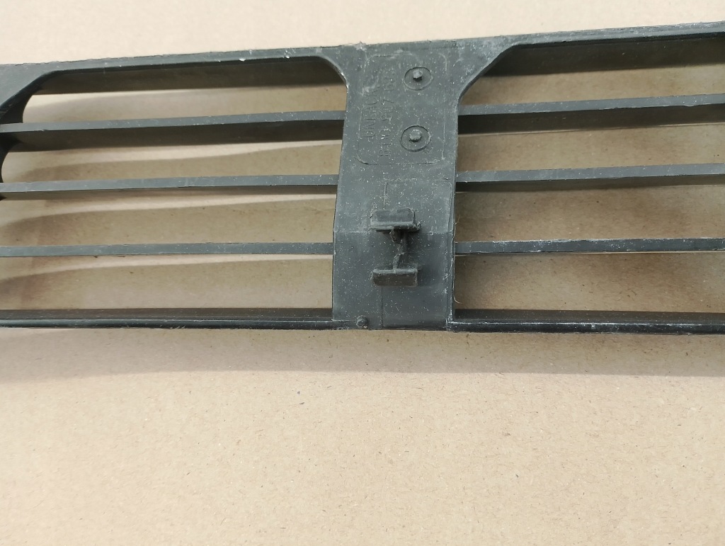 фото №8, Audi a4 b5 94-99 средняя решётка бампера заглушка