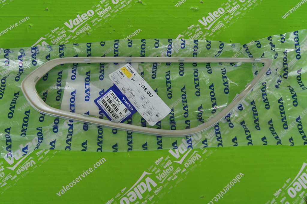 Рамка бампера volvo s60 v60 решітка радіатора права 2010+ Оригінал