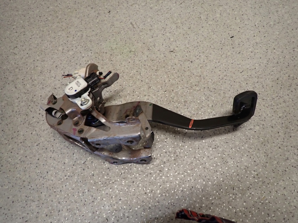 фото №5, Toyota yaris iii 11- 1nz гибрид педаль тормоза