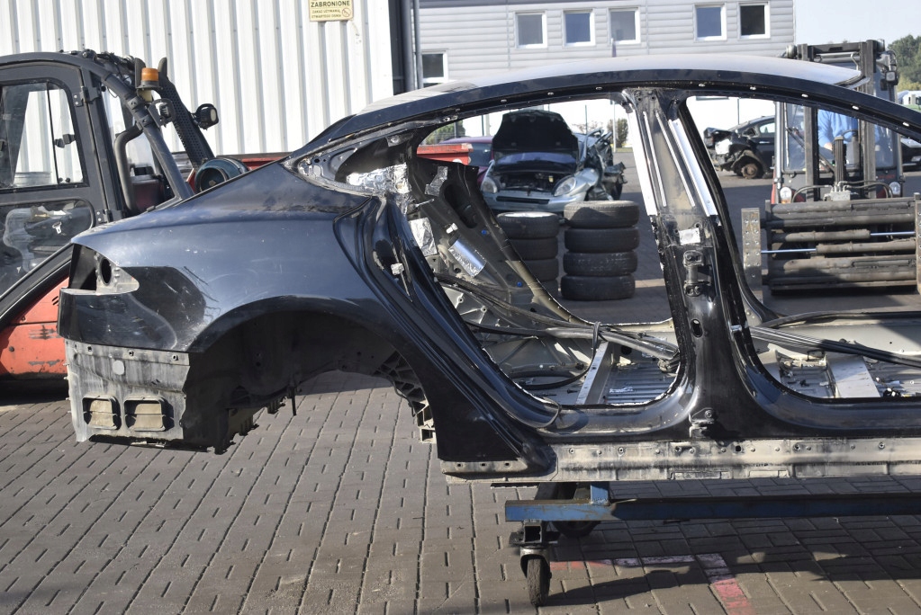Четверть крыло левая правая  задний лонжерон порог стойку tesla model s 12-20 с Разборки